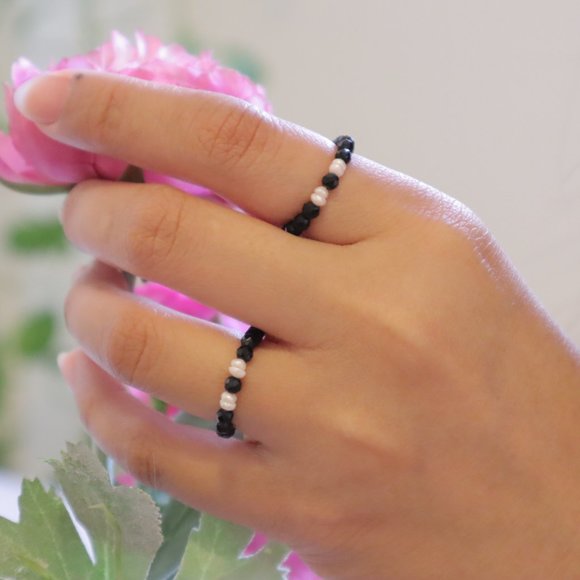 beaded ring in minimal black crystal stone beads and genuine seed pearls - Picture 3 of 11
